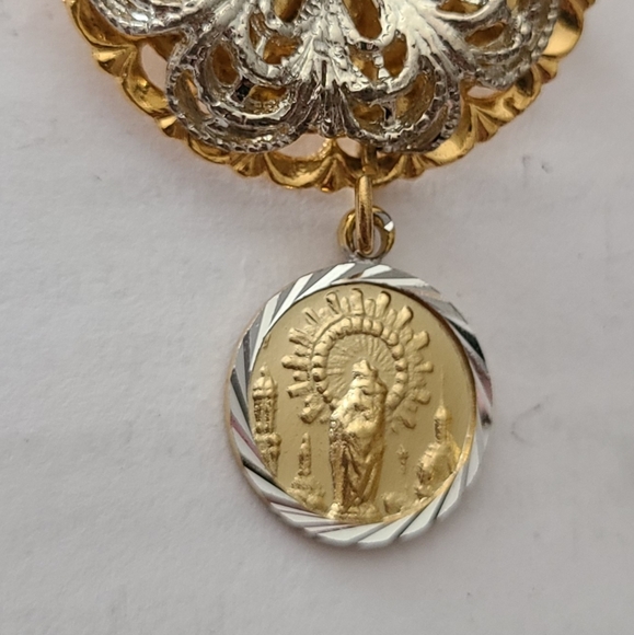 VINTAGE 3D GOLD & SILVER WREATH MEDALLION ANGEL MARY COIN BROOCH FUR PIN - Picture 4 of 11